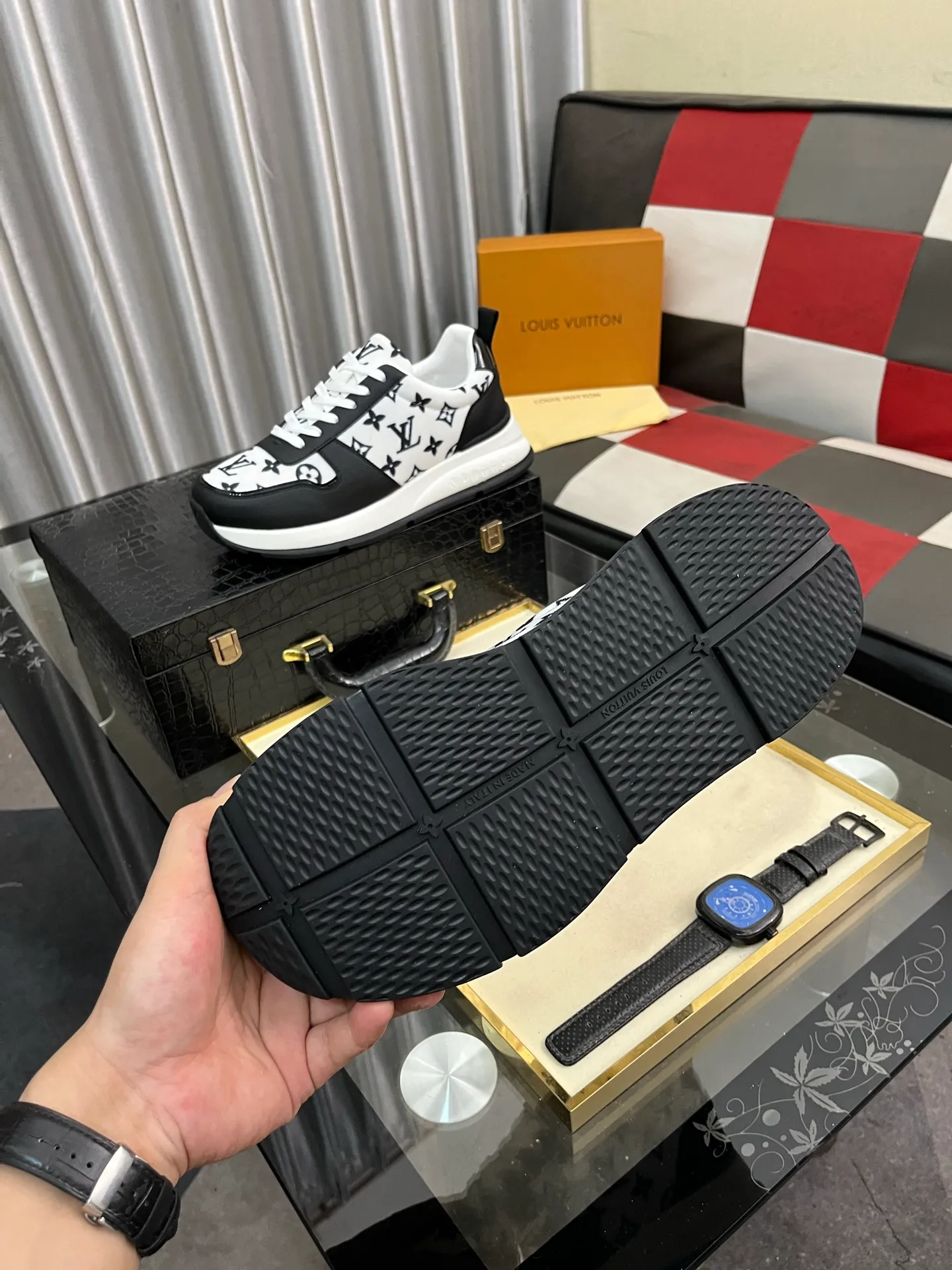 Men's men's shoes💰458⌚️⌚️ Loui* Vuitto* - Louis ** donkey's new color men's trainer sneakers, this LV Trainer sneaker is made of calfskin and breathable mesh, showing pure colors, the #54 logo on the back traces the brand's birth in 1854, the designer's handwritten brand logo embellishes one side, virgil Designed by abloh himself, it is a very commemorative sneaker. The new LV Louis Vuitton loui* vuitto* trainer sneaker low casual sports culture versatile basketball sneaker. Size: 38-444️⃣Colors available